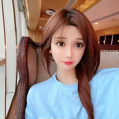 同样的发型和衣服，我只愿意和你撞衫。