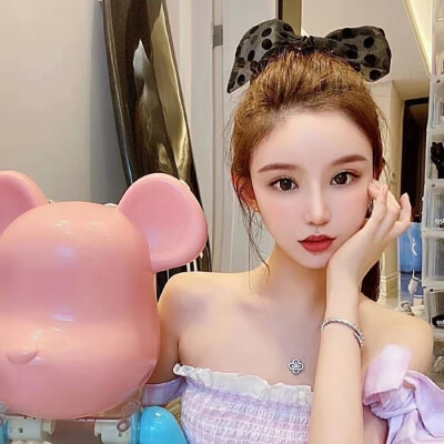 同样的发型和衣服，我只愿意和你撞衫。