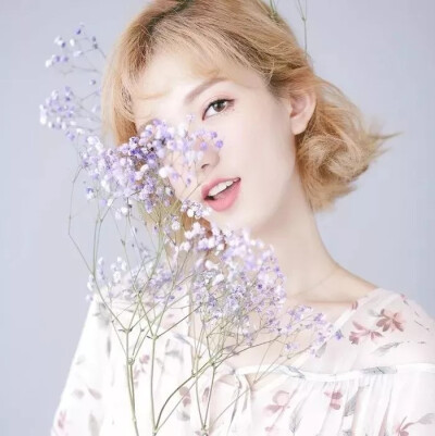 同样的发型和衣服，我只愿意和你撞衫。