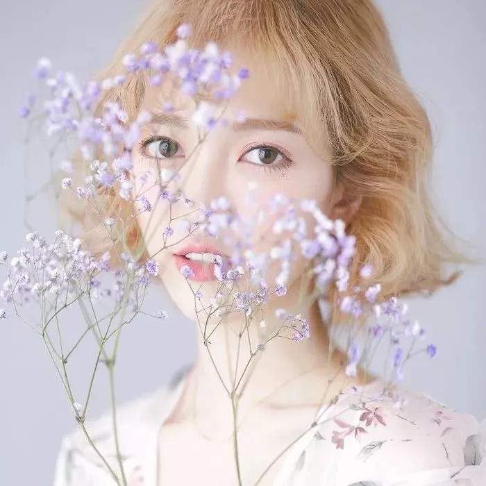 同样的发型和衣服，我只愿意和你撞衫。