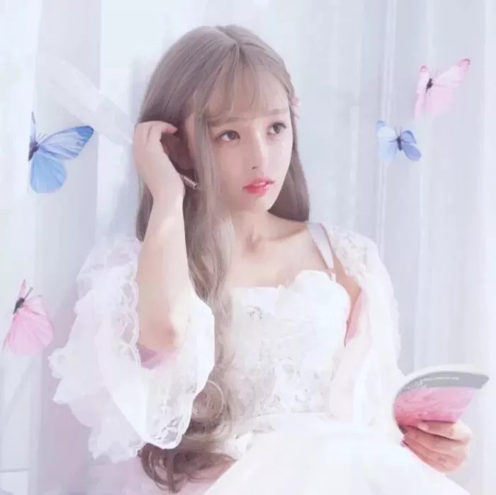 同样的发型和衣服，我只愿意和你撞衫。