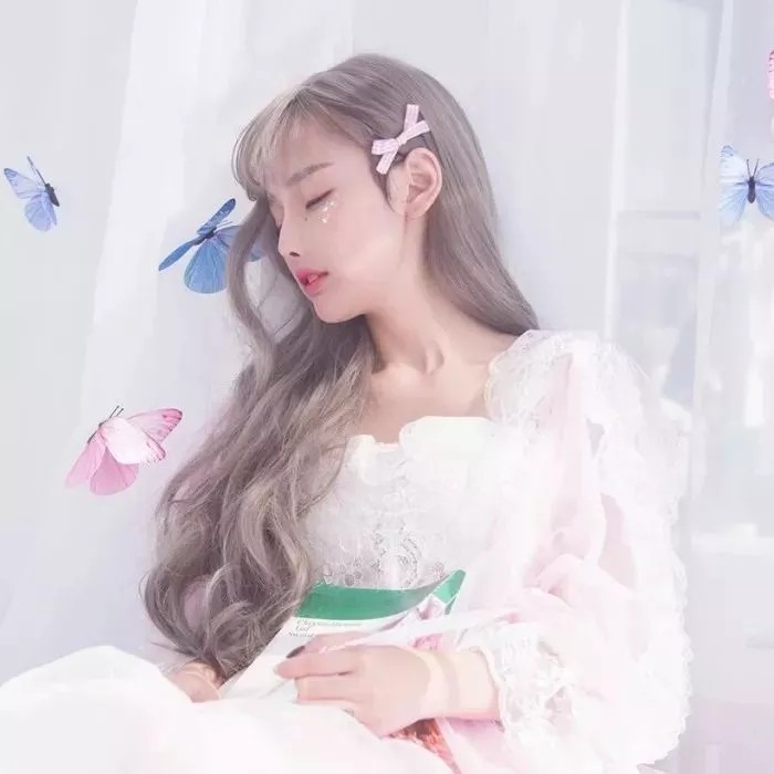 同样的发型和衣服，我只愿意和你撞衫。