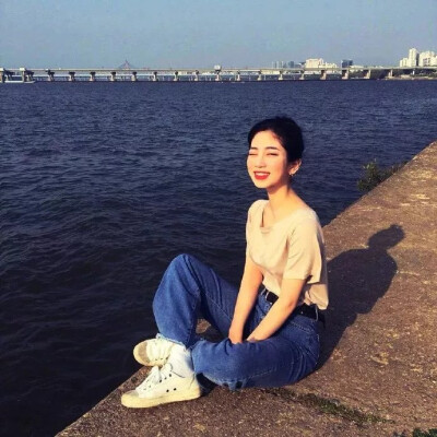 同样的发型和衣服，我只愿意和你撞衫。