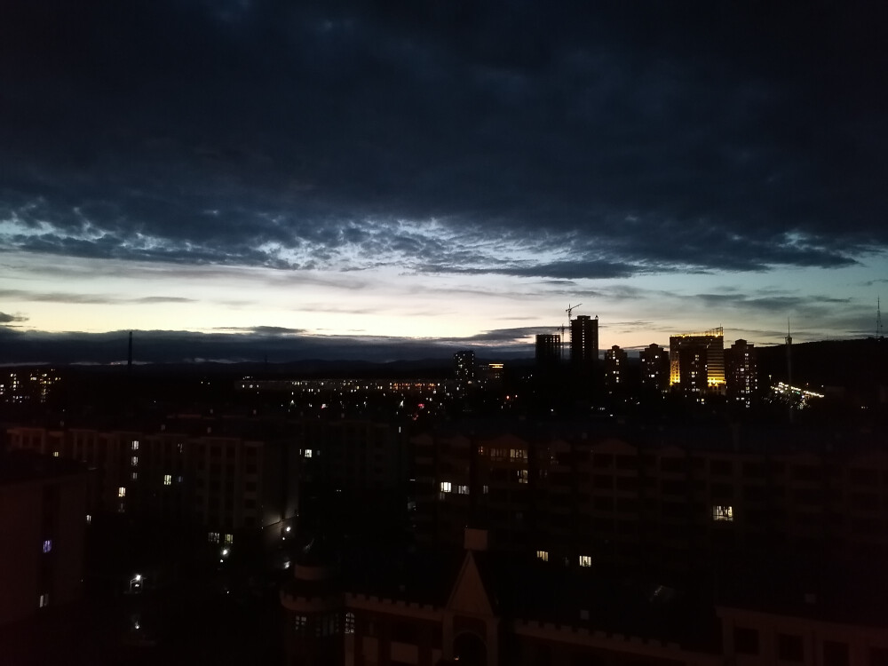 手机拍摄下午天空和楼房的美妙