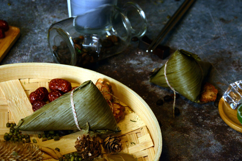 粽子 端午节 煮熟的 食物 食品 美味 甜的 中国食品 传统节日 中国节日 中国传统文化 中国传统美食 屈原 黏 软 江米 三角形 包装 叶子 竹叶 苇叶 静物 绿色 青色 糯米 枣 大枣 红枣 干枣 红色 滋补 绿豆 豆类 杂粮 咖啡豆 饮品 热饮 香醇 冰块 凉 枯叶 蒸屉 枯枝 树枝 筷子 中国餐具 玻璃瓶 咖啡豆瓶 蜡烛 香薰 柠檬切片 酸 木托盘 报纸 书 文字 汉字 字母 文化传承 小麦 麦穗 纸
