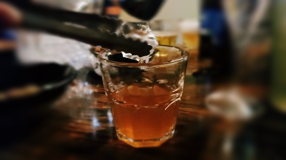 摇晃的红酒杯