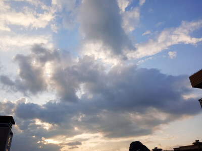 天空澄碧，纤云不染，远山含黛，和风送暖。