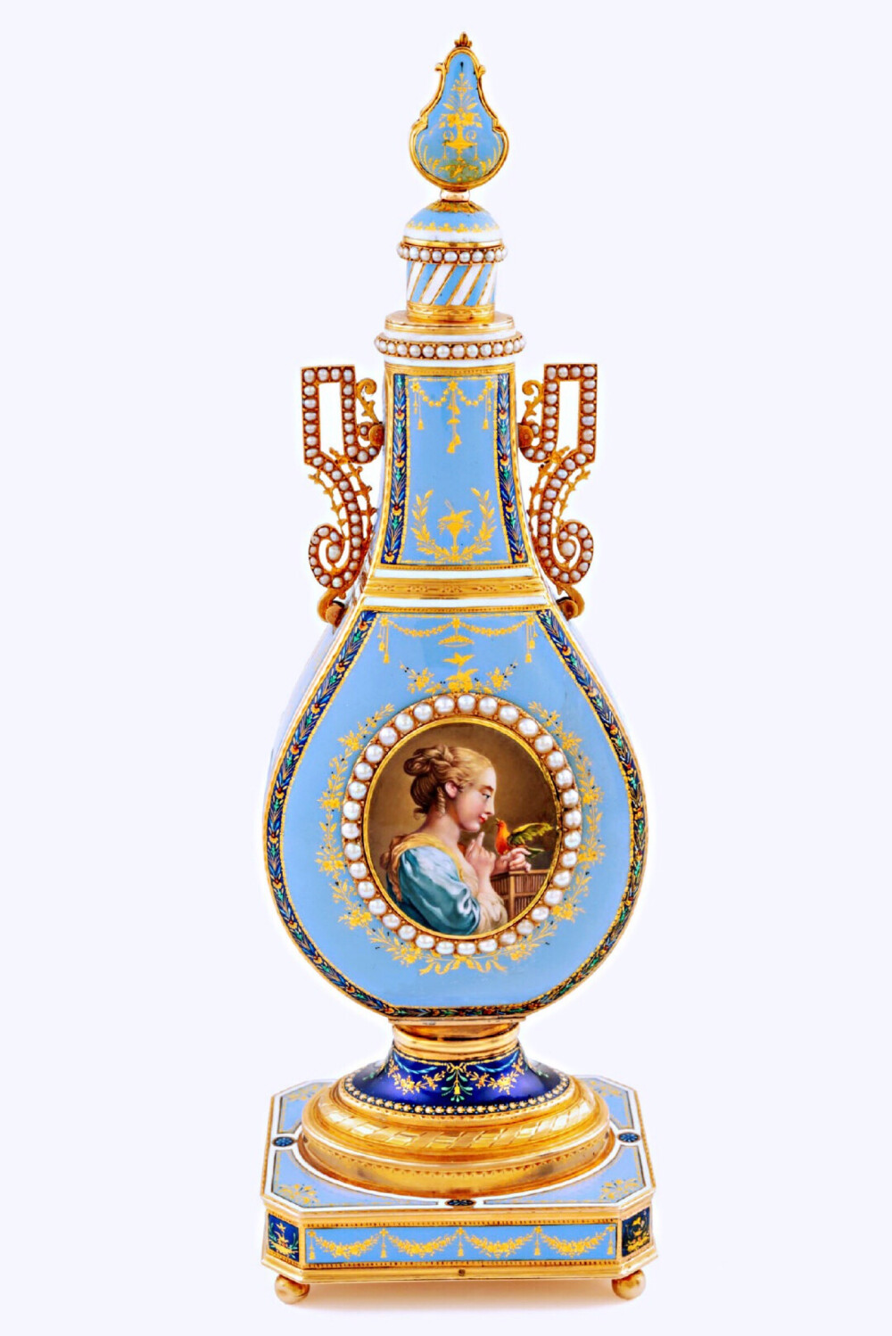 制作于18世纪末的法国，外形是香水瓶，一面是时计，一面是源自布歇的珐琅画。画中女士逗弄着一只正在唱歌的小鸟，而打开这面珐琅画，内里带有鸣鸟音乐盒的功能。 ​​​