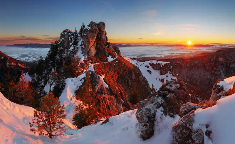 雪地山脉间的落日晚霞-macw图库素材
超清原图下载：https://sc.macw.com/atlas/3291_1.html
霞分朝霞和晚霞，是太阳光斜照至地球时遇到悬浮在大气层高处的细小尘粒产生散射而成的彩色光辉，而其通常会在日落后在云层最高处之上形成。更多超清图片下载欢迎到macw.com!