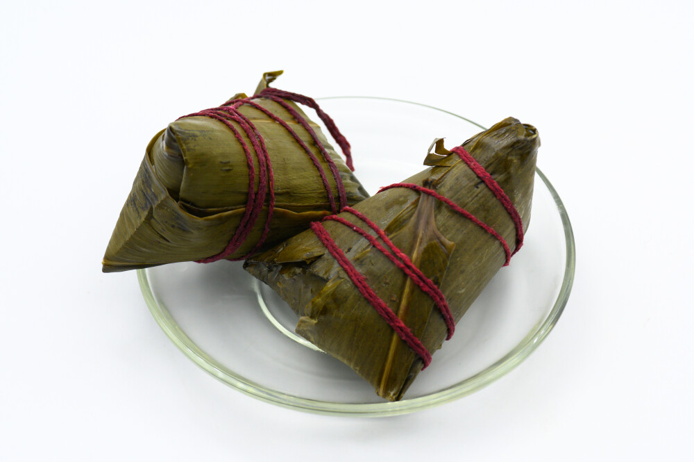 粽子 端午节 煮熟的 玻璃盘 白色背景 食物 食品 美味 甜的 中国食品 传统节日 中国节日 中国传统文化 中国传统美食 黏 软 江米 三角形 包装 叶子 竹叶 苇叶 静物 绿色 青色 糯米 枣 大枣 红枣 干枣 馅料 肉 红色 滋补 绿豆 豆类 杂粮 成熟 餐具 植物 饮食文化 营养丰富 健康食品
