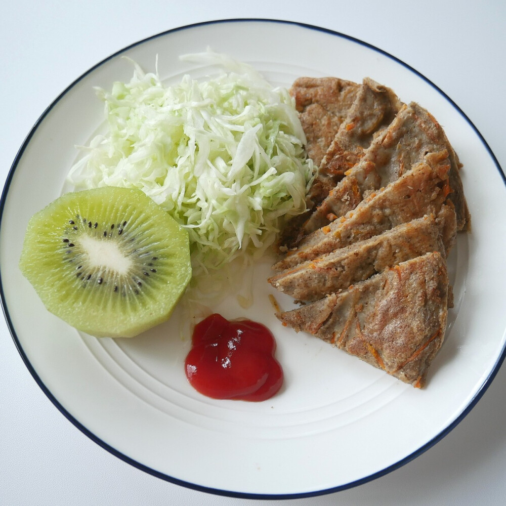 早安❤️
今天的早餐是全麦胡萝卜煎饼+卷心菜+猕核桃+豆浆；
我吃东西一向吃的清淡，
通常以吃到食物的原汁原味为烹饪目标。
但室友不喜欢，
她喜欢麻辣、重油重盐，
是个标准的辣妹子。
所以，
当我按照自己的口味做这一份早餐时，
心情有些忐忑不安。
“万一她不喜欢怎么办？”
为了能让她吃完这一顿早餐还故意挤了很多番茄酱用来丰富口感。
但！
万万没想到，
这全麦胡萝卜煎饼竟然能让她喜欢，
甚至说出：“不用沾番茄酱，直接吃就很好吃了。”
要说这全麦胡萝卜煎饼是什么味道呢？
用微油煎过的全麦面粉能吃到肉香味并且一层接一层的丰富口感是它最大的亮点。
还含有一点点麦子的苦涩+依稀能品尝到的麦子的“颗粒感”，
但是很奇怪，
很香，一点也不会不好吃！
我猜测是胡萝卜的功劳。
用我另一个室友的话来说：“我不喜欢胡萝卜，讨厌至极。但我总会在菜里加一点胡萝卜调味。”
当然，我很喜欢胡萝卜，
喜爱至极！
今天的早餐真是一顿让人惊喜不已的早餐啊～
今天也要吃好、睡好、心情好哦～