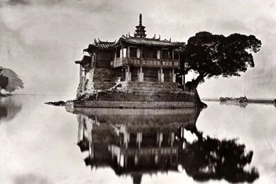 ：约翰‧汤姆森（John Thomson），《岛屿之塔》（Island Pagoda）