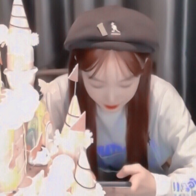 /这是一封寄给未来的小彩虹的信/
你好 又长大一岁的小彩虹 在你的身上总能看见许多阳光向上 你还记得在运动会上开心奔跑的样子吗 就像你走了很远很远的路 还会一直一直开开心心的走下去 你也会为队友们的关心而哭鼻…