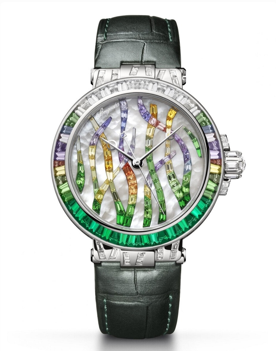 Breguet 刚刚推出4枚 Marine 系列高级珠宝腕表新作——「Haute Joaillerie 9509 Poseidonia」，设计灵感源自地中海特有的一种水生植物——「大洋海神草」。新表以珍珠母贝为表盘背景，搭配阶梯型钻石、彩宝勾勒出柔软的海草图案，呼应「Marine」系列的海洋主题。