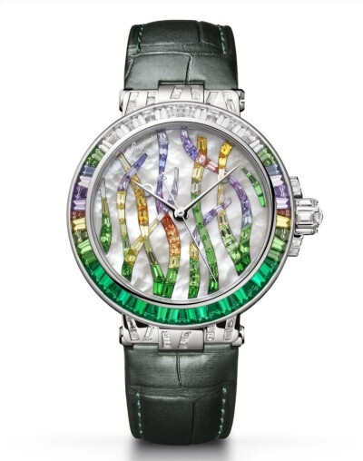 Breguet 刚刚推出4枚 Marine 系列高级珠宝腕表新作——「Haute Joaillerie 9509 Poseidonia」，设计灵感源自地中海特有的一种水生植物——「大洋海神草」。新表以珍珠母贝为表盘背景，搭配阶梯型钻石、彩宝勾勒出柔…