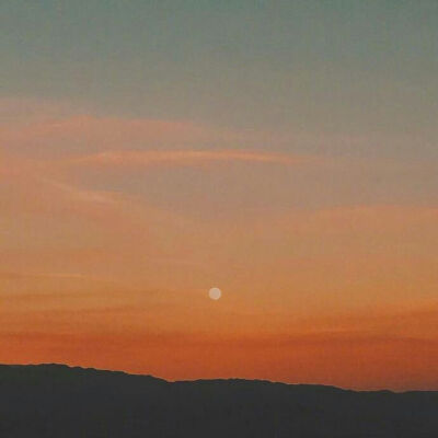 云边有个小卖部，货架堆着岁月和夕阳，背后就是山。老人靠着躺椅假装睡着，小孩子偷走了一块糖。泪水几点钟落地，飞鸟要去向何方。人们聚和离，云朵来又往。