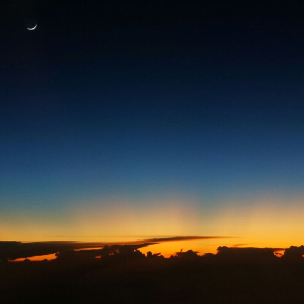 云边有个小卖部，货架堆着岁月和夕阳，背后就是山。老人靠着躺椅假装睡着，小孩子偷走了一块糖。泪水几点钟落地，飞鸟要去向何方。人们聚和离，云朵来又往。