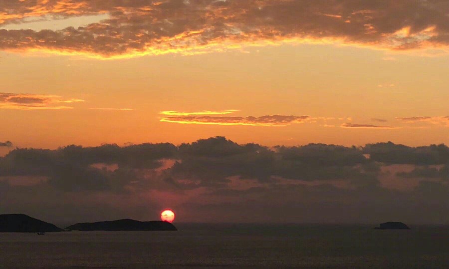 云边有个小卖部，货架堆着岁月和夕阳，背后就是山。老人靠着躺椅假装睡着，小孩子偷走了一块糖。泪水几点钟落地，飞鸟要去向何方。人们聚和离，云朵来又往。