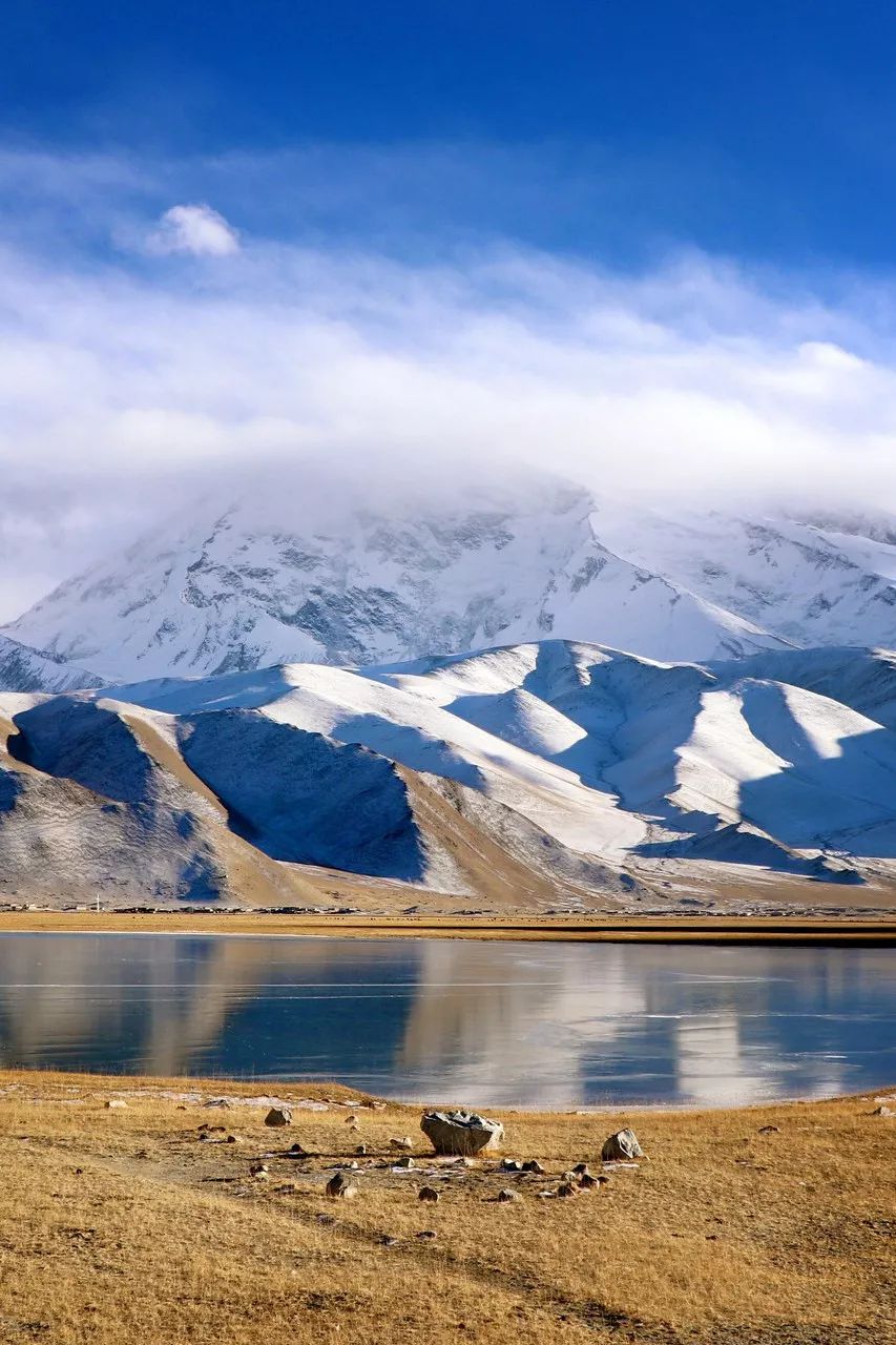 慕士塔格峰
“冰山之父”在帕米尔高原的众多雪峰之间，它雄伟的身姿倒映在高原湖泊之上