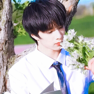 “热闹街头车水马龙 你捧着花为谁而来.”
沈旖辞/江初浔.