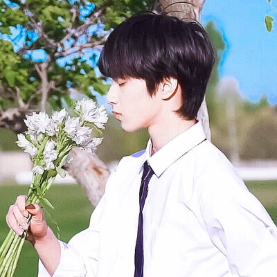 “热闹街头车水马龙 你捧着花为谁而来.”
沈旖辞/江初浔.