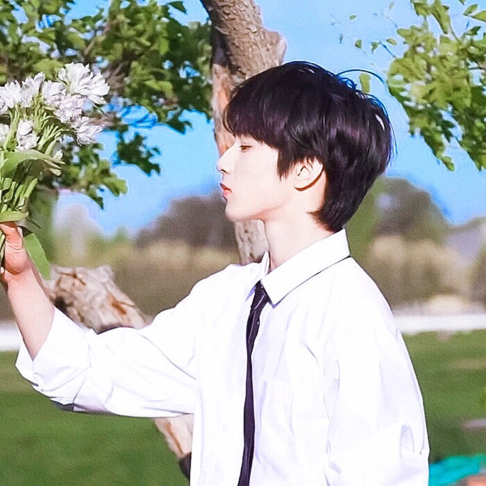 “热闹街头车水马龙 你捧着花为谁而来.”
沈旖辞/江初浔.