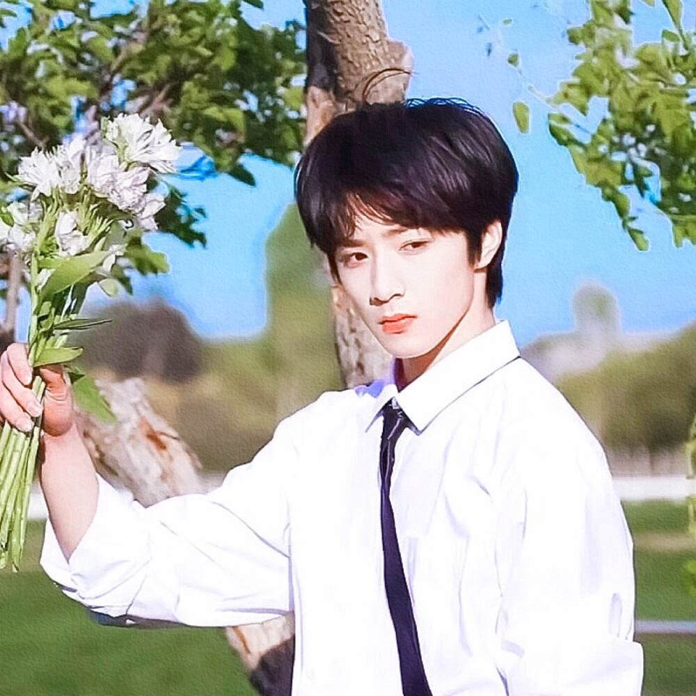 “热闹街头车水马龙 你捧着花为谁而来.”
沈旖辞/江初浔.