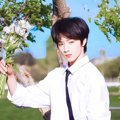 “热闹街头车水马龙 你捧着花为谁而来.”
沈旖辞/江初浔.