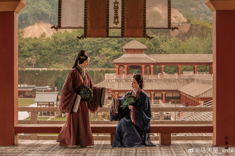 烟光薄，栖鸦归后，暮天闻角。