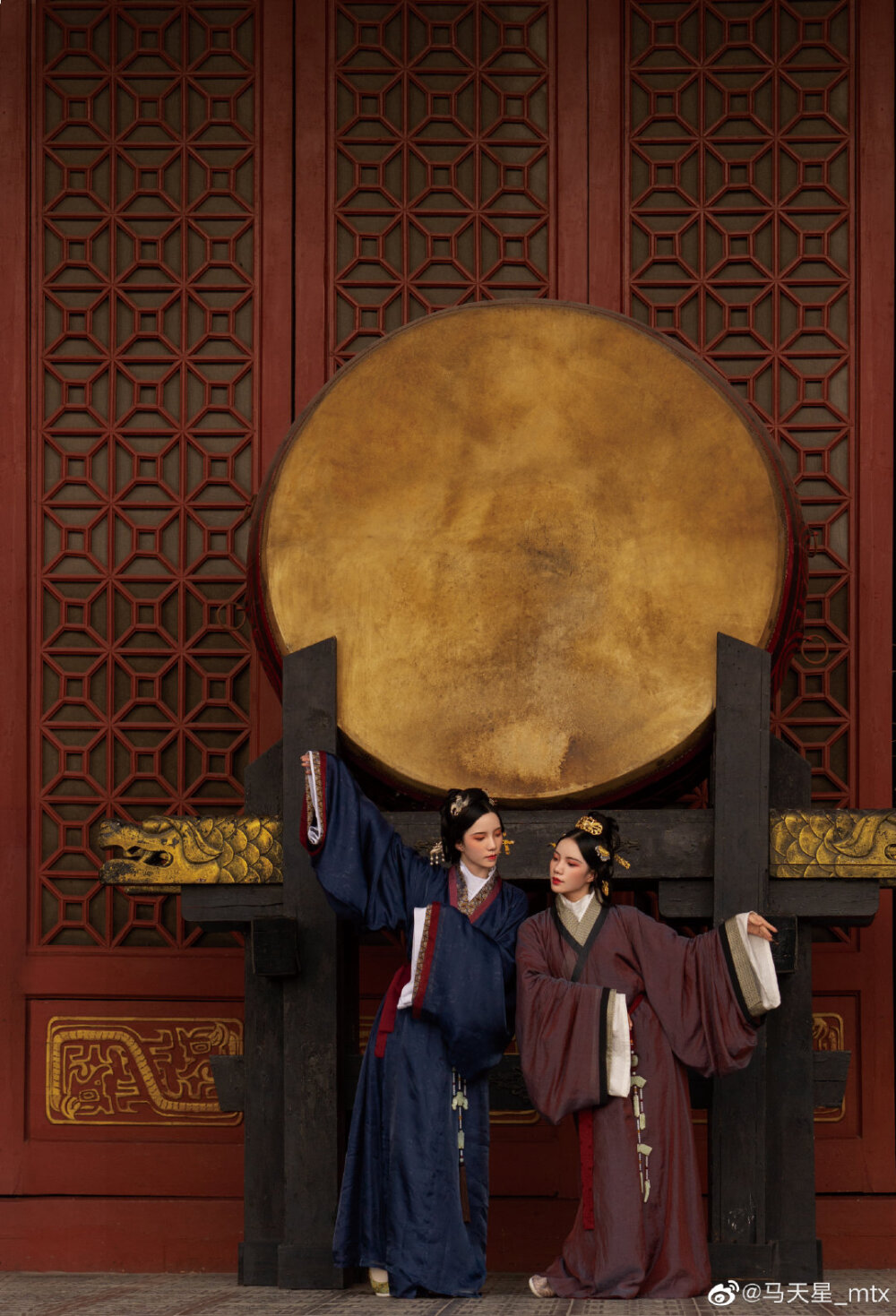 烟光薄，栖鸦归后，暮天闻角。