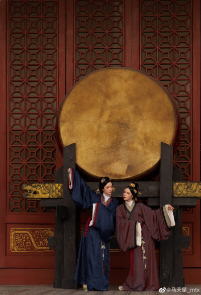 烟光薄，栖鸦归后，暮天闻角。