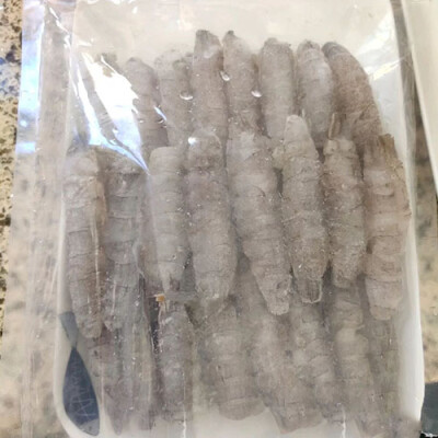 干煸皮皮虾肉，味道超赞哦!
干煸皮皮虾肉做法:
1、选用新鲜纯皮皮虾肉自然化冻后，清洗一遍，然后加盐，胡椒料酒腌制十分钟
2、均匀的裹上面粉,放置几分钟，让面粉吸收一下3、下锅炸至金黄捞出
4、青红椒，葱，姜蒜…