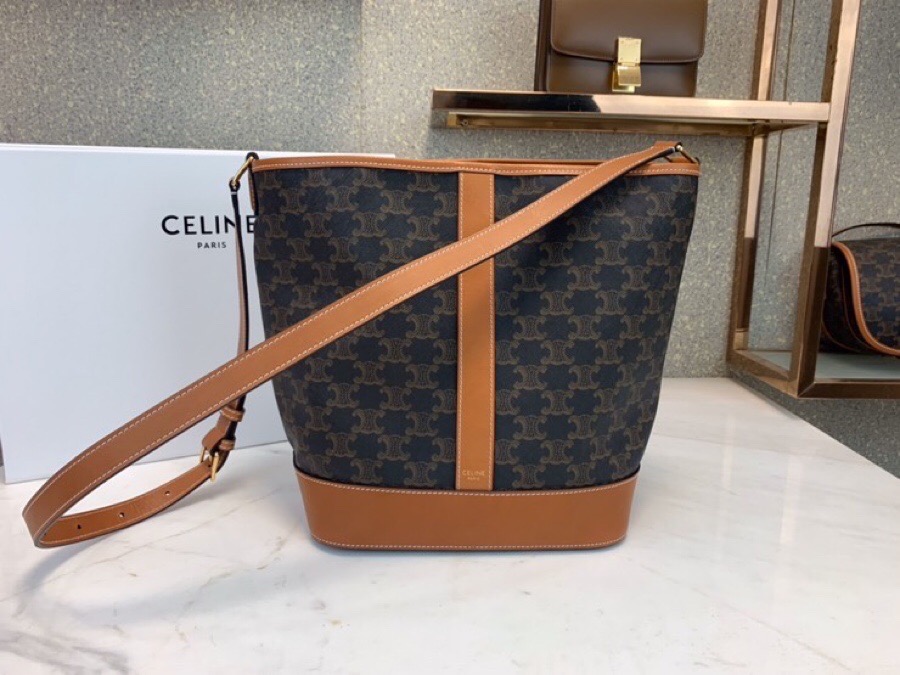 CELINETRIOMPHE帆布中号水桶包
13 X 11 X 7英寸(33 X 27 X 17厘米)
61%涂层帆布，39%小牛皮
100%棉衬里
斜挎和肩背
按扣开合
可调节皮革肩带长17英寸（43厘米)w3w898