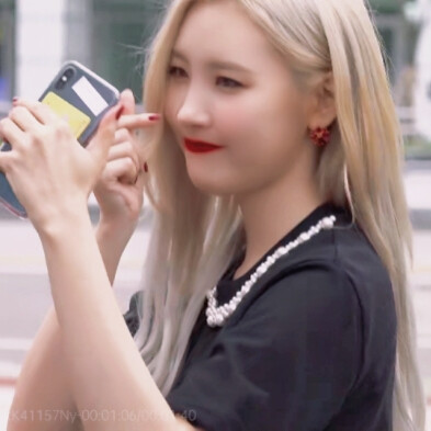  -宣美
“憨憨比心”
©边溺