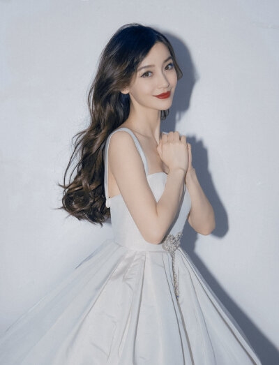 杨颖（Angelababy），1989年2月28日出生于上海市，华语影视女演员、时尚模特。2003年，Angelababy以模特身份在香港出道。2007年，她开始将工作重心转向大银幕。2011年在爱情片《夏日乐悠悠》中首次担任女主角。2012…