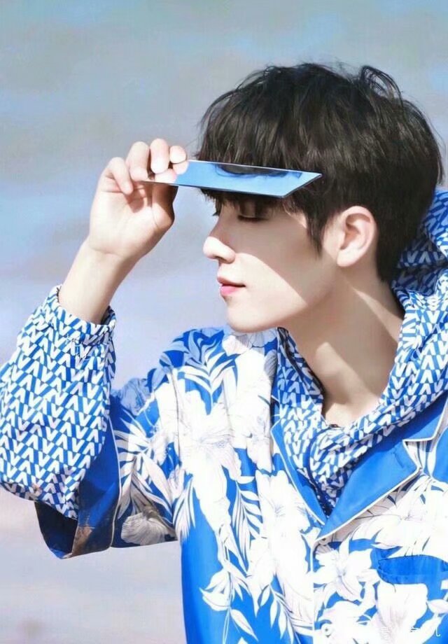 “生命本如流星般转瞬即逝”，风雨同行却也并非一路阴霾，风云聚散，总有晴时，“何不向爱而行”，让足下光点为爱而生。