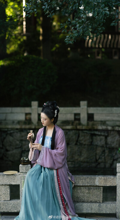 「芙蓉锦时·端午游」
芙蕖开，食粽子，饮雄黄。
锦时一同游。
摄影/后期：@迹念是只猫
出镜/妆造：@谨言JINYAN99
#端午节##厦门约拍##汉服摄影# ​​​