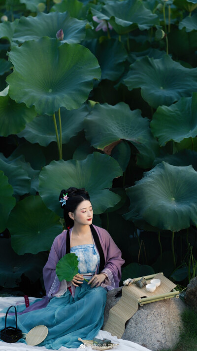 「芙蓉锦时·端午游」
芙蕖开，食粽子，饮雄黄。
锦时一同游。
摄影/后期：@迹念是只猫
出镜/妆造：@谨言JINYAN99
#端午节##厦门约拍##汉服摄影# ​​​