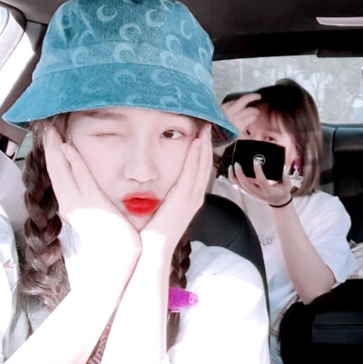 海绵宝宝:“派大星，你看，万里无云的天空飘着一朵云 ”
派大星:“是的海绵宝宝，那朵云看起来就像一朵云”
原截扯扯裙边