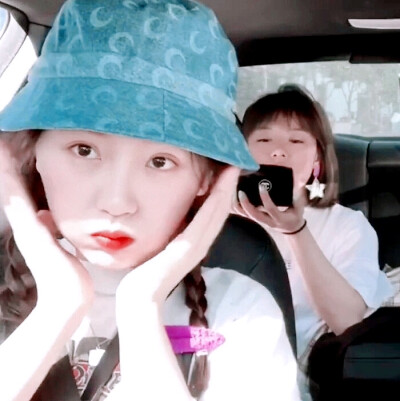 海绵宝宝:“派大星，你看，万里无云的天空飘着一朵云 ”
派大星:“是的海绵宝宝，那朵云看起来就像一朵云”
原截扯扯裙边