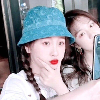 海绵宝宝:“派大星，你看，万里无云的天空飘着一朵云 ”
派大星:“是的海绵宝宝，那朵云看起来就像一朵云”
原截扯扯裙边