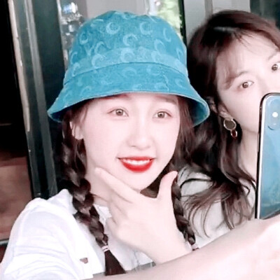 海绵宝宝:“派大星，你看，万里无云的天空飘着一朵云 ”
派大星:“是的海绵宝宝，那朵云看起来就像一朵云”
原截扯扯裙边