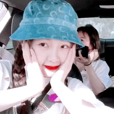 海绵宝宝:“派大星，你看，万里无云的天空飘着一朵云 ”
派大星:“是的海绵宝宝，那朵云看起来就像一朵云”
原截扯扯裙边