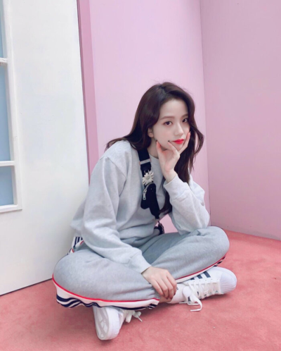 BLACKPINK的门面姐大JISOO，是一个很温柔善良而且超级努力的女孩子