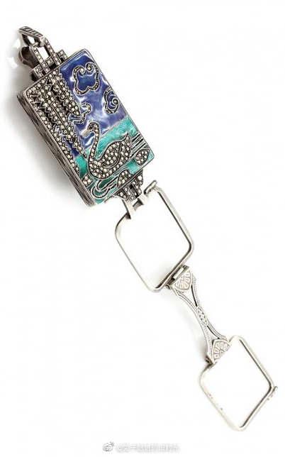 Lorgnette
有手柄的眼镜，通常被当作珠宝，而不是为了增强视力。于19世纪流行，在化装舞会上很受欢迎，并经常在观看歌剧中使用。