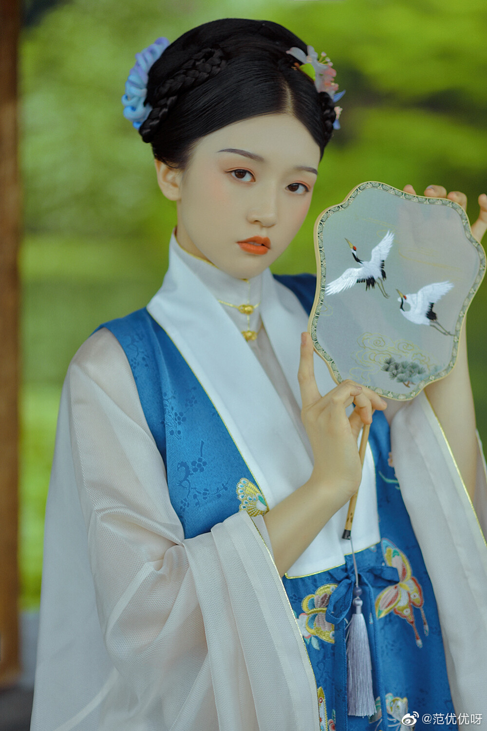 绿树阴浓夏日长 楼台倒影入池塘
PHOTO BY @-燕·脂·凝-
出境|@范优优呀
妆造|@W解影
汉服|@瞳莞汉服 ​​​