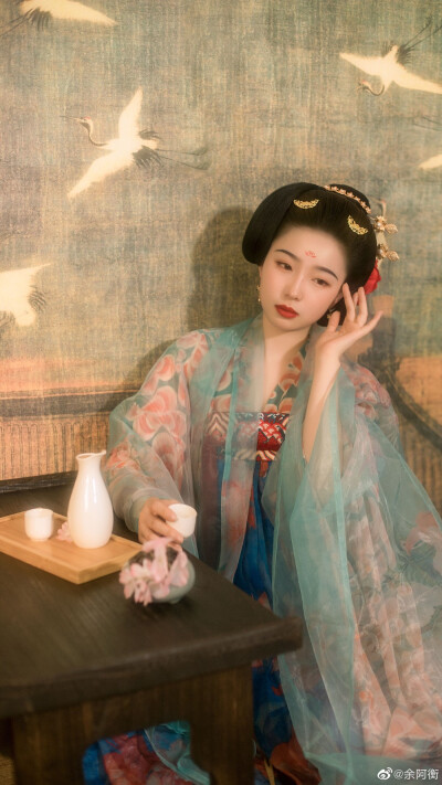 #怀化约拍##长沙约拍##湖南约拍##杭州约拍#
云想衣裳花想容，春风拂槛露华浓
出境：@是大萌萌呀_
摄影：@余阿衡
衣服：@子颂东方美学游园惊梦汉服
#汉服##汉服摄影# ​​​ ​​​