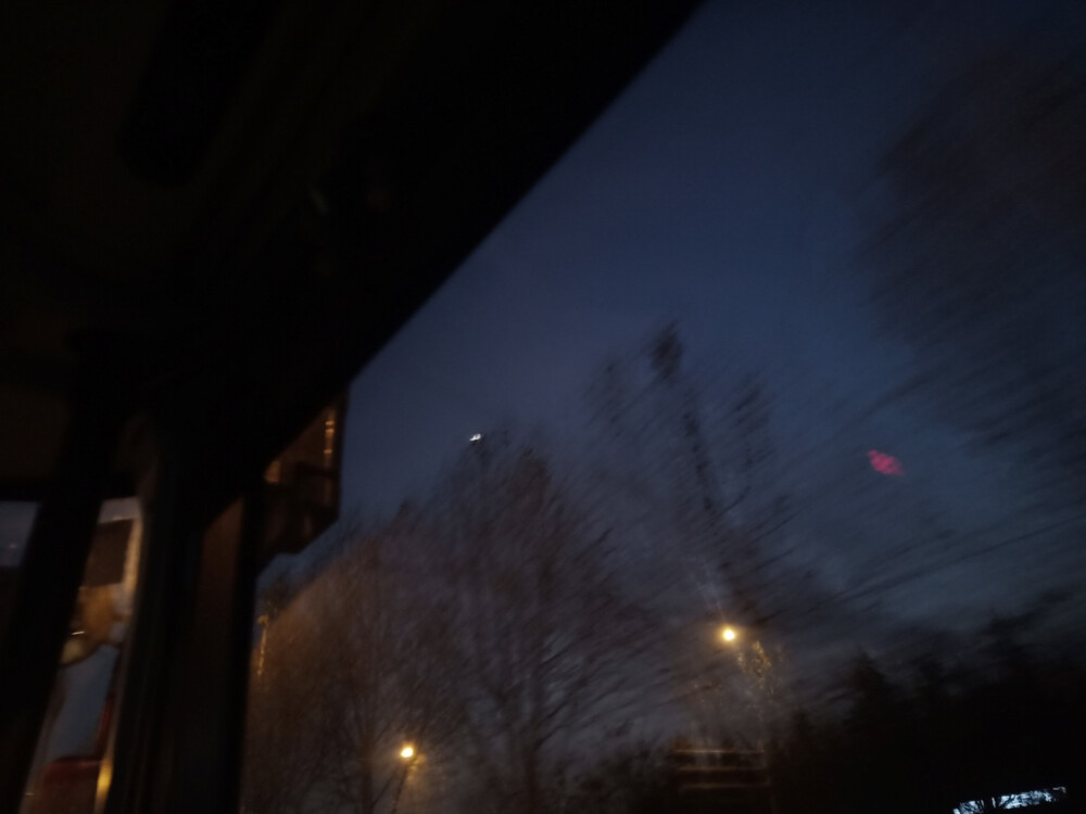 那天我在公交车上
看了一晚的月亮