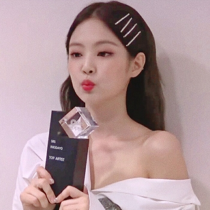 人间香奈儿金智妮JENNIE
JENNIE人气国民度TOP盖洛普连续两年队内TOP1女爱豆品牌评价唯一蝉联六个月TOP1女爱豆品牌评价获得【最多】次数9⃣️次TOP12019品牌评价总分女爱豆TOP1SOLO播放量突破4亿 韩女SOLO TOP1INS关注2500万 韩籍艺人TOP1韩国一线化妆品HERA全球代言人香奈儿品牌形象大使
