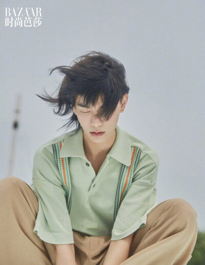 丁禹兮 Harper's BAZAAR 芭莎六月电子刊，夏日晴空里被风吹起微卷发梢，清澈干净的新鲜少年，很有日系男星的味道。